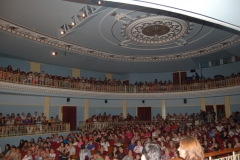 02_publico_llenando_el_teatro